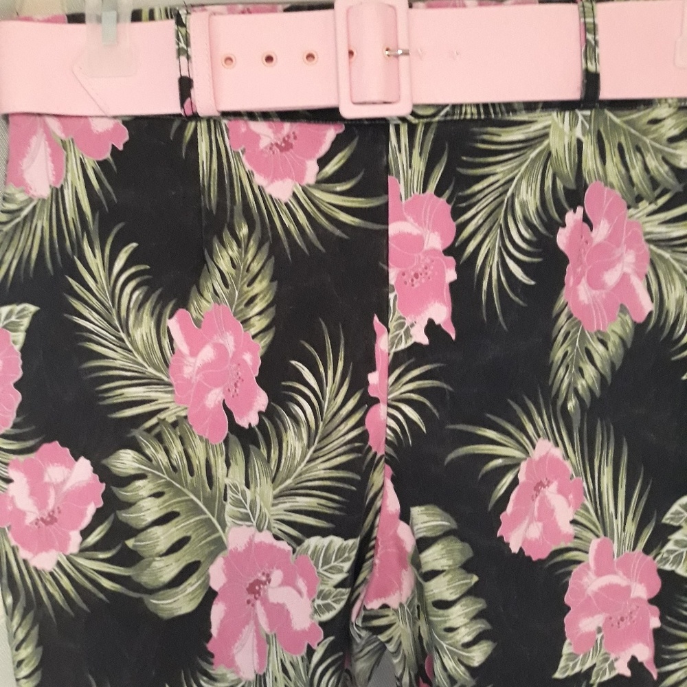 Traci Lords black hibiscus capris